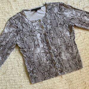 🩶 WHITE HOUSE BLACK MARKET SIZE MEDIUM BLACK & WHITE SNAKE SKIN PRINT CARDIGAN